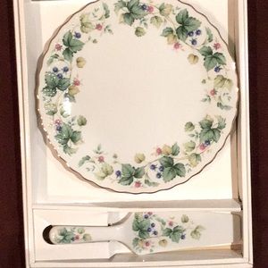Vintage Andrea by Sadek Cake Plate and and Server